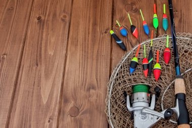 Kiev, Ukrayna-Mayıs 15, 2019 balıkçılık mücadele-balıkçılık çubuk balıkçılık float ve güzel mavi ahşap arka plan üzerinde lures, kopya alanı