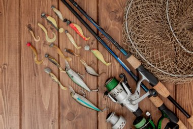 Kiev, Ukrayna-Mayıs 15, 2019 balıkçılık mücadele-balıkçılık iplik, kanca ve kopya alanı ile ahşap arka planda lures
