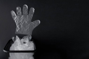 Kolları ile plastik torba, siyah bir arka planda bin eldiven. Geri dönüşüm için kullanılmış plastik torba. Konsept-ekoloji, plastik sellophane polietilen ile gezegen kirliliği