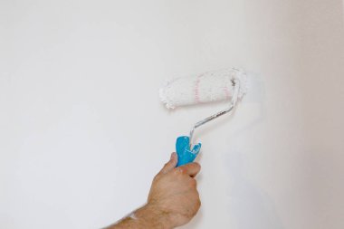 kadın el beyaz bir arka plan üzerinde izole bir rulo tutarak