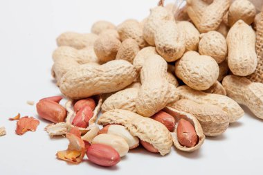 Büyük soyulmuş fıstık kabuğu fasulye close-up. Kabuğu soyulmamış fıstık. Fıstık, arka plan veya doku için. Büyüyen organik protein