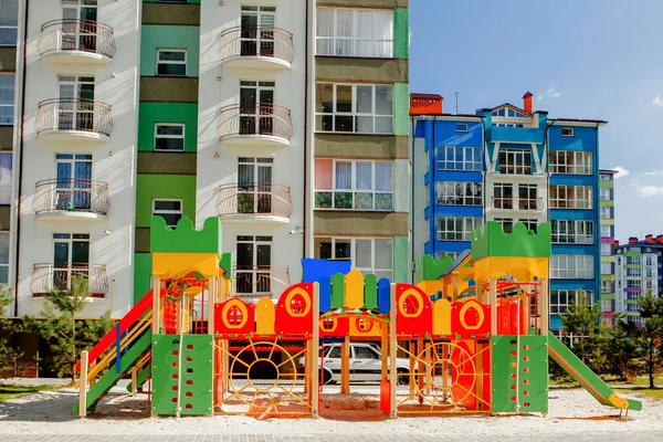 Yeni Çocuk Bahçesi yakınındaki bir daire bina