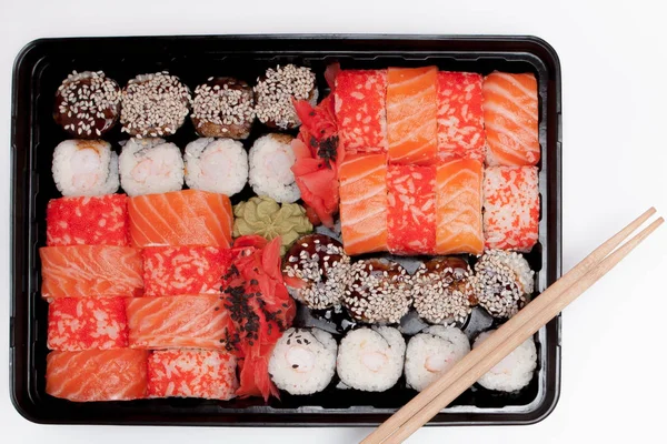 Duży zestaw Sushi IB czarne plastikowe pudełko na białym tle, widok z góry z bliska, Kopiuj przestrzeń — Zdjęcie stockowe
