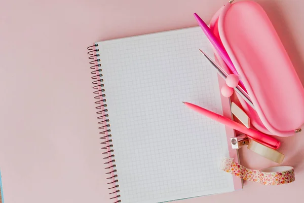 Vissza az iskolába. Notebook, ceruza esetén toll és ceruza a rózsaszín háttér — Stock Fotó