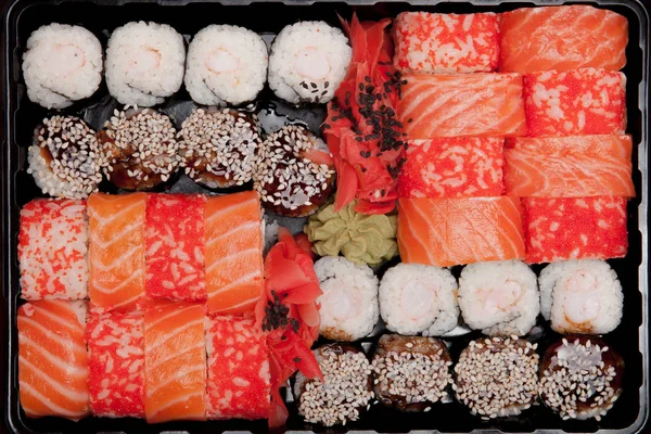 Duży zestaw Sushi IB czarne plastikowe pudełko na białym tle, widok z góry z bliska, Kopiuj przestrzeń — Zdjęcie stockowe