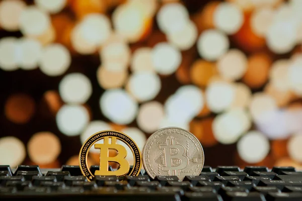 Bitcoin monnaie sur l'ordinateur du clavier sur fond bokee.Concept de crypto-monnaie virtuelle. — Photo