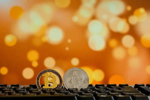 Valuta Bitcoin sul computer da tastiera su sfondo bokee. Concetto di criptovaluta virtuale. — Foto Stock