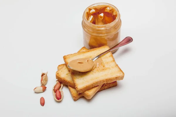Erdnussbutter-Sandwiches oder Toasts auf weißem Hintergrund — Stockfoto