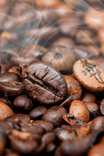 Mischung verschiedener Arten von Kaffeebohnen. Kaffee-Hintergrund — Stockfoto