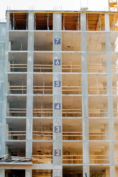 Modern gebouw in aanbouw detail, betonnen frame, raamopeningen en steigers — Stockfoto
