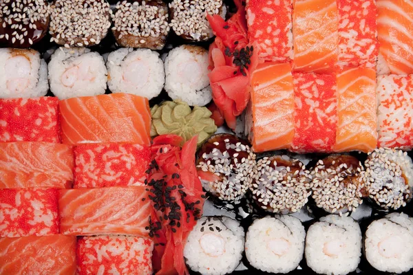 Napowietrznych japońskich Sushi żywności. Rolki z tuńczyka, łosoś, krewetki, Krab i awokado. Widok z góry na różne Sushi, wszystko, co można jeść menu. — Zdjęcie stockowe