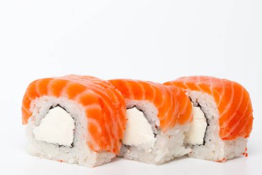 Philadelphia roll, Sushi beyaz arka planda izole rulo. Koleksiyon. Suşi rulo ile lezzetli Japon gıda closeup.