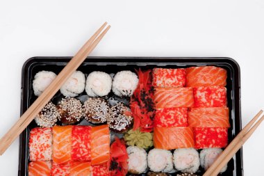 Beyaz arka planda büyük suşi set ib siyah plastik kutu, üst görünümü yakın yukarı, kopya alanı