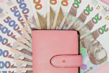 m-cüzdanda para Ukraynalı hryvnia faturaları anlattıklarında. Ukrayna, ekonomi kriz dolar döviz kuru hryvnia düşmesine