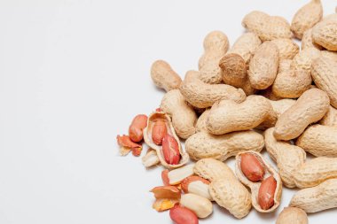 Büyük soyulmuş fıstık kabuğu fasulye close-up. Kabuğu soyulmamış fıstık. Fıstık, arka plan veya doku için. Büyüyen organik protein