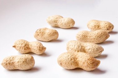 Büyük soyulmuş fıstık kabuğu fasulye close-up. Kabuğu soyulmamış fıstık. Fıstık, arka plan veya doku için. Büyüyen organik protein