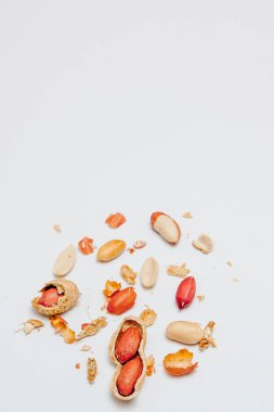 Fındık fındık, badem, ceviz, fıstık, beyaz arka planda kaju yapılmış yaratıcı düzeni. Düz yatıyordu. Gıda konsepti.