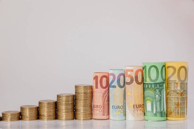 On, yirmi, 50, 100, 200 ve sikke Euro beyaz arka planda banknotlar kağıt haddelenmiş. Euro 'dan histogram. Para büyüme kavramı, tasarruf.