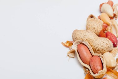 Büyük soyulmuş fıstık kabuğu fasulye close-up. Kabuğu soyulmamış fıstık. Fıstık, arka plan veya doku için. Büyüyen organik protein