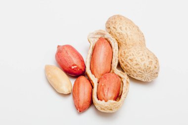 Büyük soyulmuş fıstık kabuğu fasulye close-up. Kabuğu soyulmamış fıstık. Fıstık, arka plan veya doku için. Büyüyen organik protein