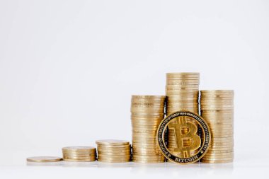 Beyaz arka planda madeni para ve bitcoin tarihi. Para birimi büyümesi kavramı, tasarruf