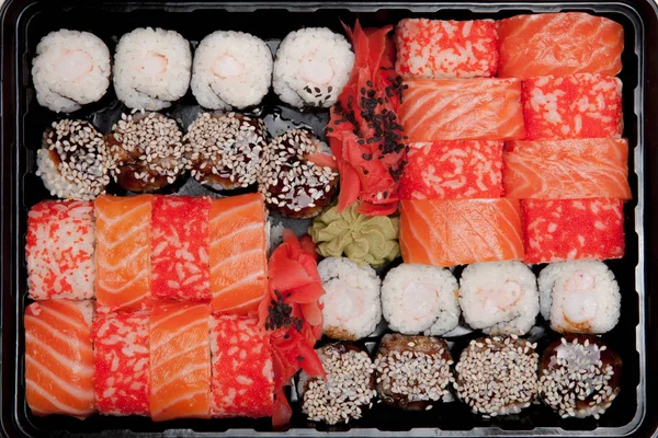 Duży zestaw Sushi IB czarne plastikowe pudełko na białym tle, widok z góry z bliska, Kopiuj przestrzeń — Zdjęcie stockowe