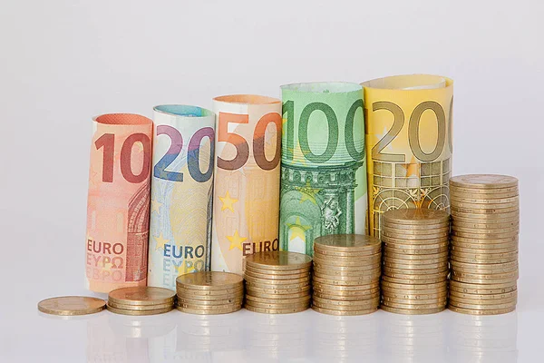 Diez, veinte, cincuenta, ciento, doscientas monedas en euros billetes rodados sobre fondo blanco. Histograma del euro. Concepto de crecimiento monetario, ahorro . — Foto de Stock