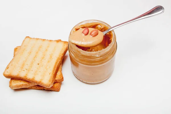 Erdnussbutter-Sandwiches oder Toasts auf weißem Hintergrund — Stockfoto