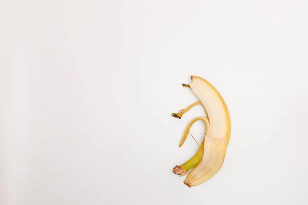 Απομονωμένο μάτσο φρούτα μπανάνας. Αποφλοιωμένες μπανάνες που απομονώνονται σε λευκό φόντο — Φωτογραφία Αρχείου