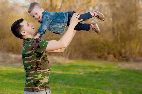 Heureux jeune père jouer avec fils à l'extérieur — Photo