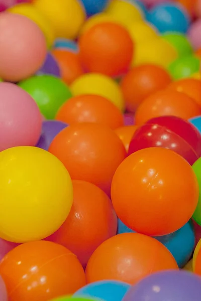 Kleurrijke kind ballen. Multi-gekleurde plastic ballen. De akinderen speelkamer. Achtergrondstructuur van multi-gekleurde plastic ballen op speelplaats — Stockfoto