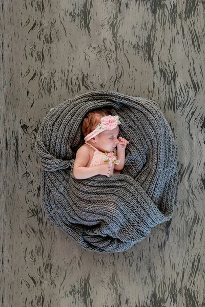 Gadis yang baru lahir tertidur dengan latar belakang merah muda. Photoshoot untuk bayi yang baru lahir. 20 hari sejak lahir. Sebuah potret indah, tujuh hari tua, bayi perempuan yang baru lahir — Stok Foto