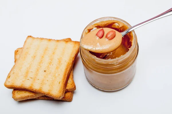 Erdnussbutter-Sandwiches oder Toasts auf weißem Hintergrund — Stockfoto