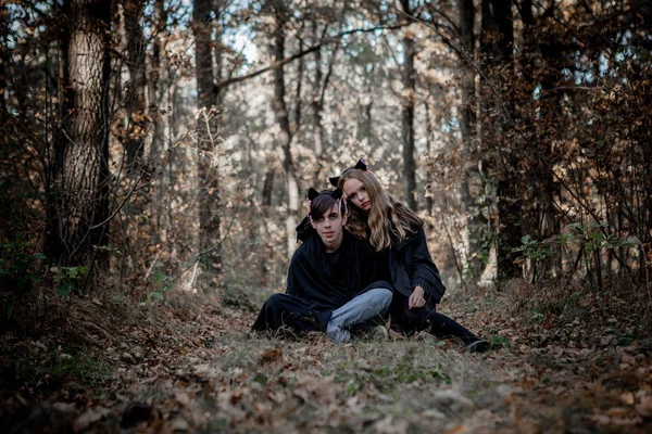 Halloween is een vampier en moordenaar in het bos — Stockfoto