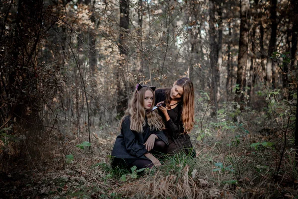 Απόκριες μανιακός και μάγισσα στο δάσος — Φωτογραφία Αρχείου