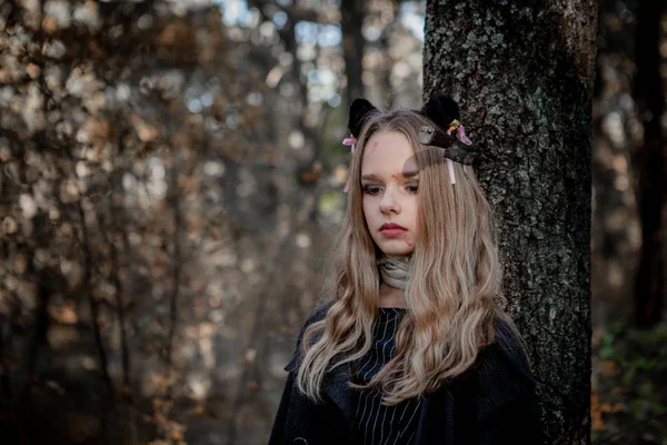 Adolescente em trajes de Halloween na floresta — Fotografia de Stock