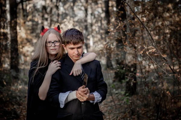 Adolescentes em trajes de Halloween na floresta — Fotografia de Stock