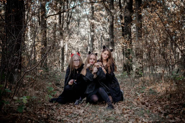 Adolescentes em trajes de Halloween na floresta — Fotografia de Stock
