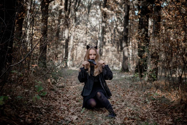 Adolescent en costumes d'Halloween dans les bois — Photo