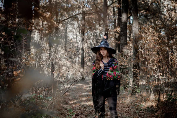 森林里拿着刀的万圣节女巫 — 图库照片