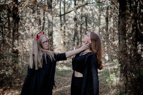 Demone di Halloween e strega nel bosco — Foto Stock