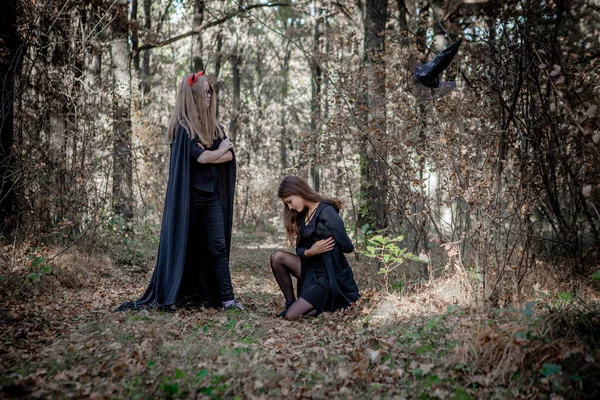O demónio do Halloween e a bruxa na floresta — Fotografia de Stock