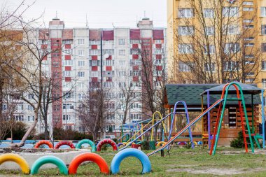 Bir çocuk parkı, kumsalda bir sürgülü kaydırak.