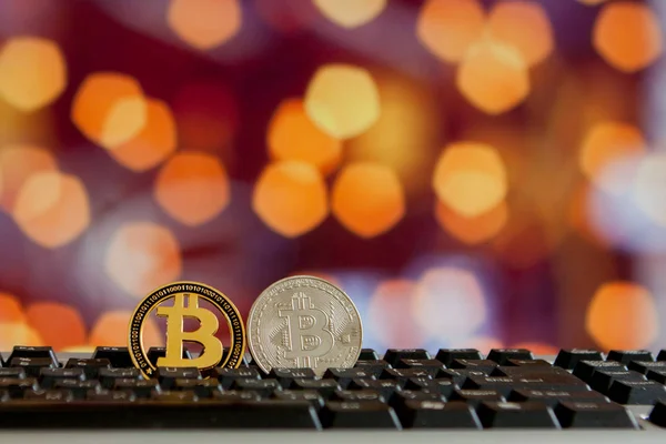 Bitcoin valuta sul computer tastiera su sfondo bokee. Virtua — Foto Stock