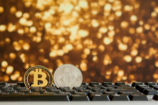Bitcoin valuta sul computer tastiera su sfondo bokee. Virtua — Foto Stock