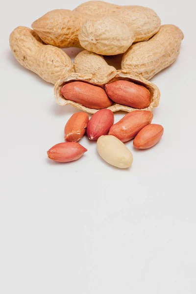 Grande amendoim descascado close-up de feijão na casca. Pe não descascado — Fotografia de Stock
