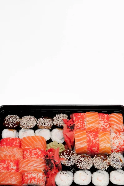 Duży zestaw Sushi IB czarne plastikowe pudełko na białym tle, widok z góry — Zdjęcie stockowe