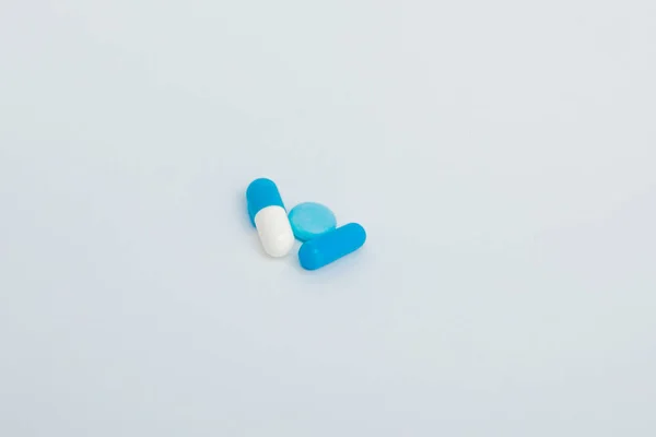 Vista macro de la píldora de la cápsula y la tableta aislada sobre fondo blanco — Foto de Stock