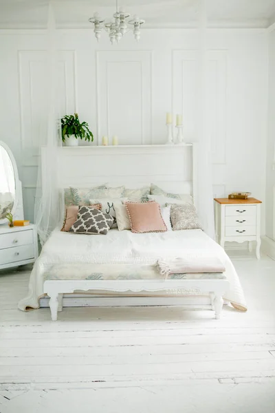 斯堪的纳维亚风格的白色卧室。床上有四个枕头。现代内饰 — 图库照片