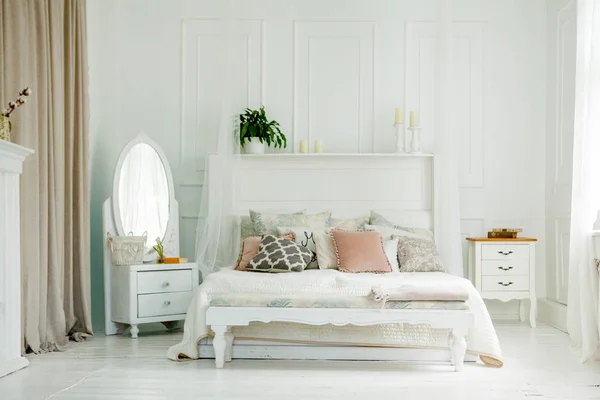 Skandináv stílusú fehér hálószoba. Négy párna van az ágyon. M — Stock Fotó